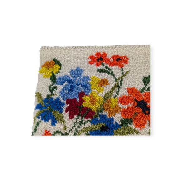 Vintage Handmade Latch Hook Bright Floral Rug 27.5" x 20.5" - Picture 2 of 10